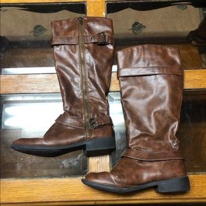 Host pick! Brash brown boots